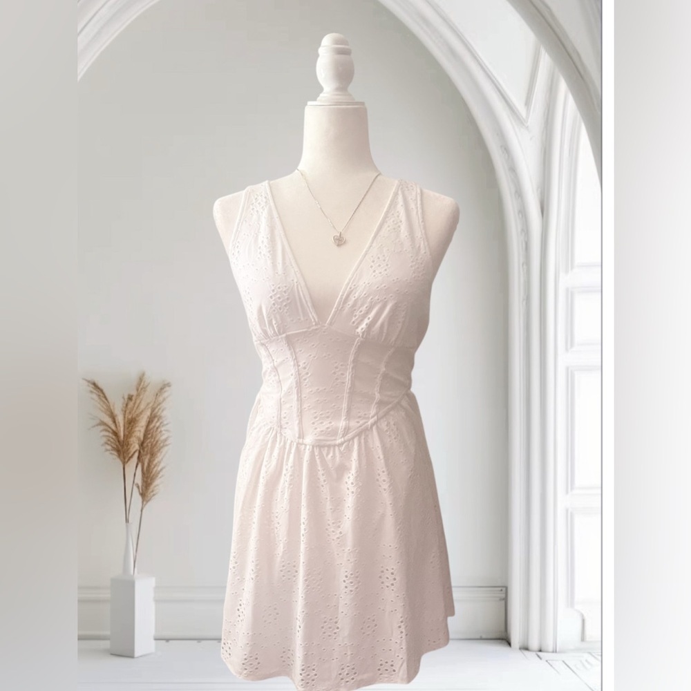 Reminds me of Marilyn Monroe white dress